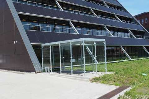 Rokersoverkapping bij nieuwbouwkantoor Sensata Technologies