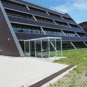 Rokersoverkapping bij nieuwbouwkantoor Sensata Technologies