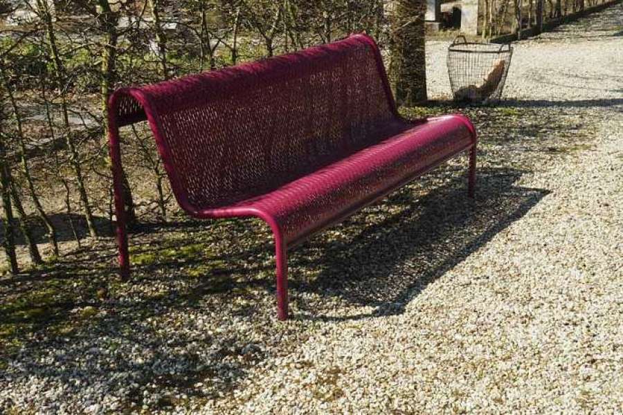 FalcoPerfo banken in kleur op begraafplaats Zwanenburg