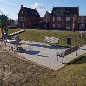 Projecten | Falco straatmeubilair in nieuwbouwwijk | image #1 | 82825_straatmeubilair_zitbanken_picknickset