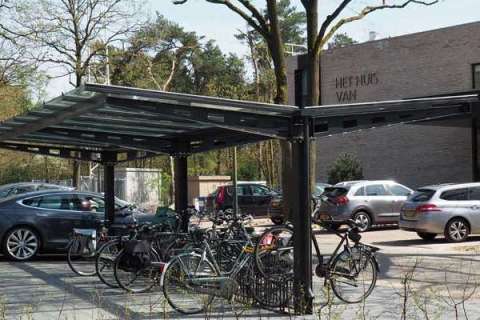 Prachtige overkapping met glazen dak in Waalre