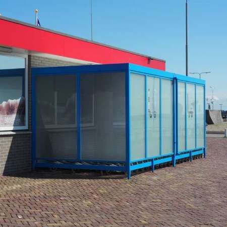 88829_FalcoLok_250_tegen_muur_voorkant_open_gestraald_glas_satiniert_logo_trolley