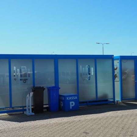 88829_FalcoLok_250_tegen_muur_voorkant_open_gestraald_glas_satiniert_logo_trolley