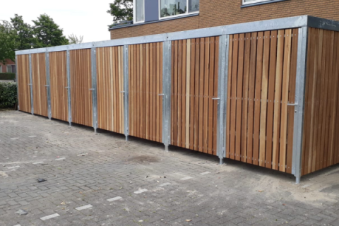 Scootmobiel overkapping bij appartementencomplex