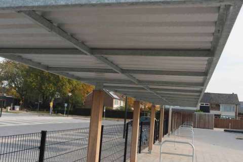82837-overkapping houten kolommen brede school De Parel