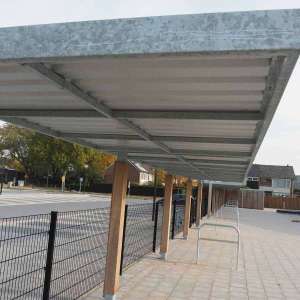 82837-overkapping houten kolommen brede school De Parel