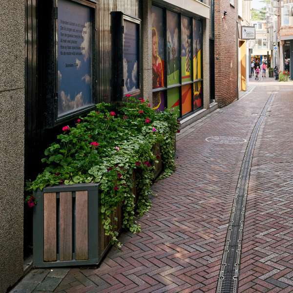 Plantenbakken in historisch centrum van Goes