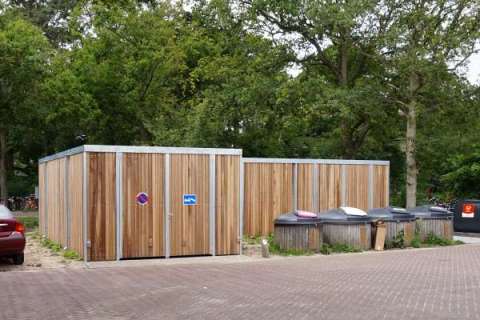 Overkapping in twee compartimenten bij Camping Bakkum