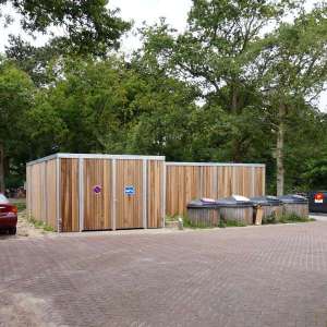 Overkapping in twee compartimenten bij Camping Bakkum