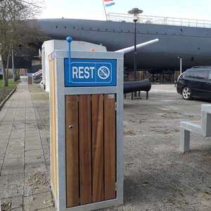 99914 straatmeubilair afvalbak gescheiden afval zitbank parkbank buitenbank Marinemuseum Den Helder