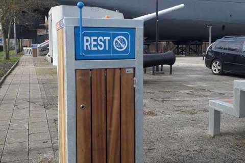 99914 straatmeubilair afvalbak gescheiden afval zitbank parkbank buitenbank Marinemuseum Den Helder