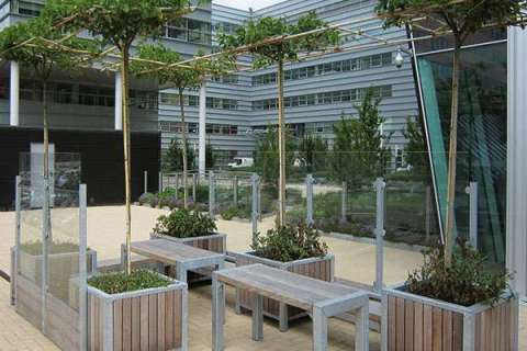 Zomers bedrijfsterras met straatmeubilair Falco