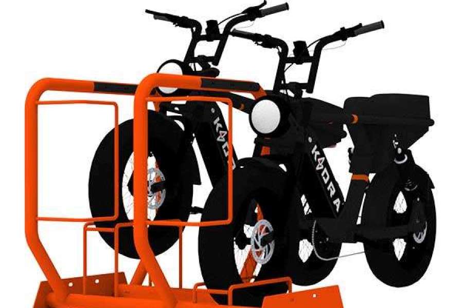 Het FalcoFida Fatbike fietsenrek, speciaal ontworpen voor fietsen met brede banden, met hoog/laag-constructie en aanbindmogelijkheden in een stedelijke omgeving
