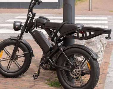 Het FalcoFida Fatbike fietsenrek, speciaal ontworpen voor fietsen met brede banden (3,5 - 5 inch), met hoog/laag-constructie en aanbindmogelijkheden in een stedelijke omgeving