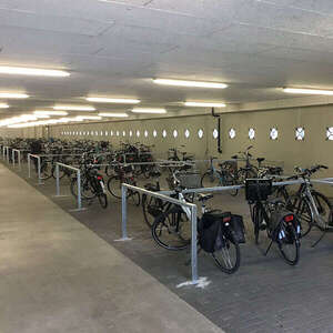 Projecten | Fietsparkeren voor docenten en leerlingen Saxion Hogeschool netjes geregeld | image #1 | 114809 fietsparkeren fietsafzetting Saxion etagerekken