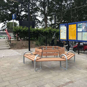 Projecten | Zeshoekige zitbank bij station | image #1 | 103383 straatmeubilair zitbank zeshoekige buitenbank