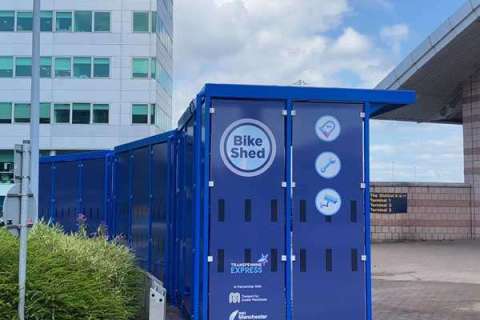 Tweelaags fietsparkeren in fietsoverkapping bij Manchester Airport