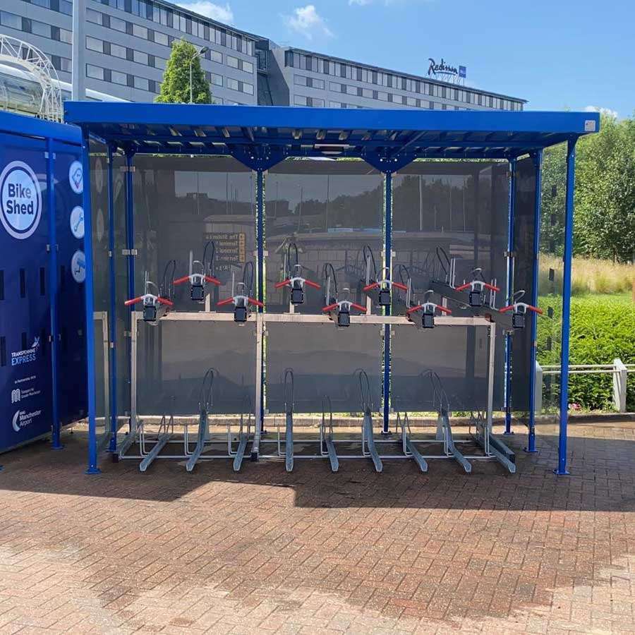 Tweelaags fietsparkeren in fietsoverkapping bij Manchester Airport