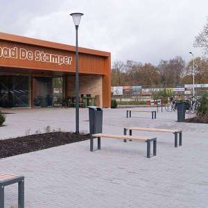 Projecten | Straatmeubilair en fietsnietjes bij nieuw zwembad | image #1 | 131106 straatmeubilair fietsparkeren buitenbank fietsaanleunbeugels afvalbak