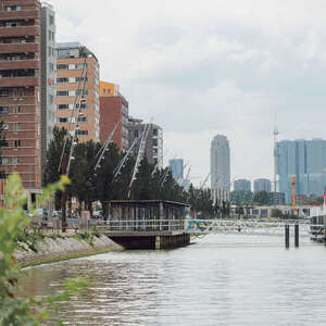 Projecten | Overdekte wachtruimte voor gebruikers watertaxi Rotterdam | image #1 | 108124 overkapping wachtruimte