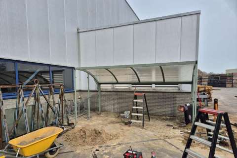 Circulaire fietsoverkapping FalcoGamma Hi bij Regge Hout in Goor met glazen kopwanden en ruimte voor meerdere fietsen