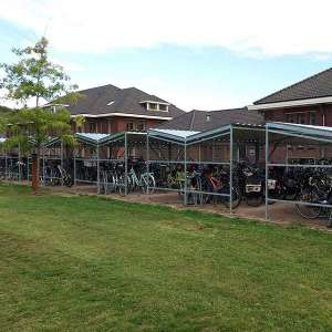 Projecten | Dubbelzijdige fietsoverkapping voor Internationale School Eindhoven | image #1 | 97179 fietsoverkapping fietsparkeren overkapping