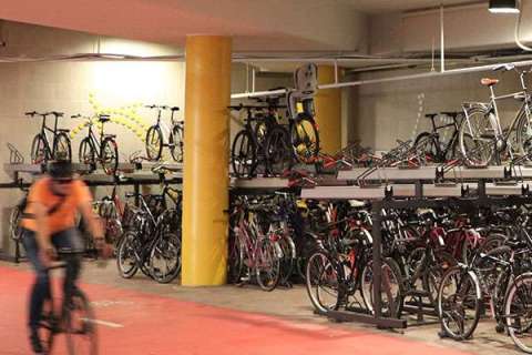 Dubbellaags fietsparkeren bij station Leppävaara in Espoo, Finland