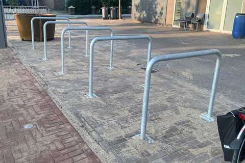 verwijderbaar straatmeubilair fietsaanleunbeugels fietsparkeren