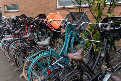 Fietsenrek voor kratfietsen bij Montaigne Lyceum Den Haag