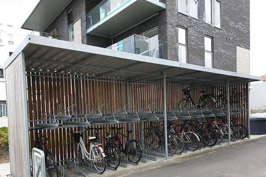 99994 Fietsparkeeroplossingen bij appartementen aan de waterkant van Nørresundby met Falco fietsenrekken en FSC® hardhouten FalcoZan overkapping.