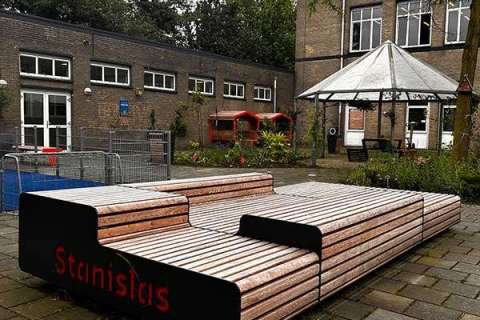 132915 schoolplein straatmeubilair buitenbank picknickset afvalbak