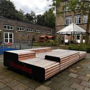 Projecten | Inrichting van het schoolplein van het Stanislas College in Delft | image #1 | 132915 schoolplein straatmeubilair buitenbank picknickset afvalbak