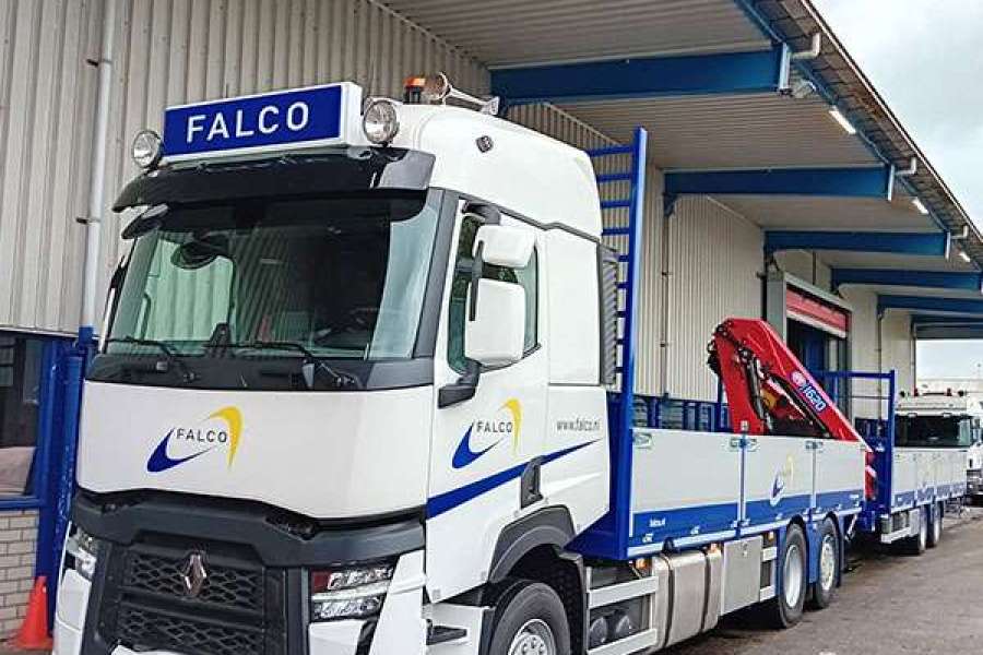 Foto van Falco's nieuwe Euro 6 vrachtwagen, gereed voor levering, benadrukkend hoe we bijdragen aan een duurzamere toekomst met verantwoord transport.