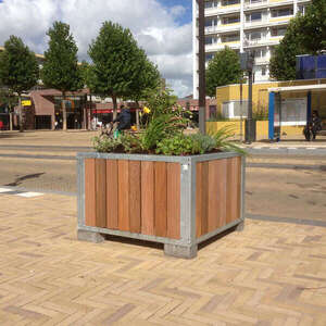Projecten | Dorpsstraat met op maat gemaakte plantenbakken | image #1 | straatmeubilair plantenbak bloembak FalcoBloc centrum Nieuwbergen