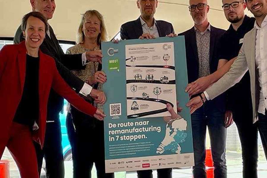 John Wermink van Falco ontvangt de Routekaart Remanufacturing van gedeputeerde Erwin Hoogland tijdens de Dag van de Robotica x Smart Industry Update in Zwolle.