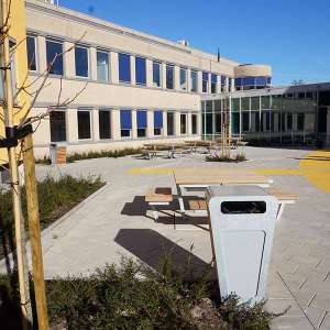 straatmeubilair zitbanken afvalbakken picknick set inrichting schoolplein