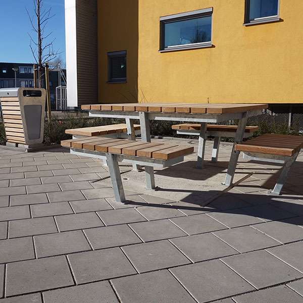straatmeubilair zitbanken afvalbakken picknick set inrichting schoolplein