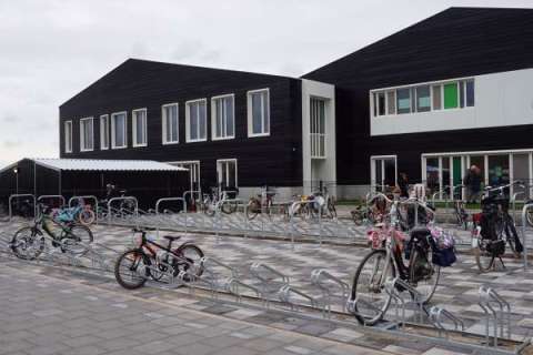 Duurzame overkappingen en fietsparkeersystemen bij MFA Kreekrijk, Assendelft