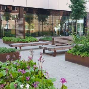 Projecten | Falco straatmeubilair bij het Karolinska Ziekenhuis in Stockholm | image #1 | zitbank-dubbelzijdig-rugleuning--straatmeubilair=FalcoMetro2
