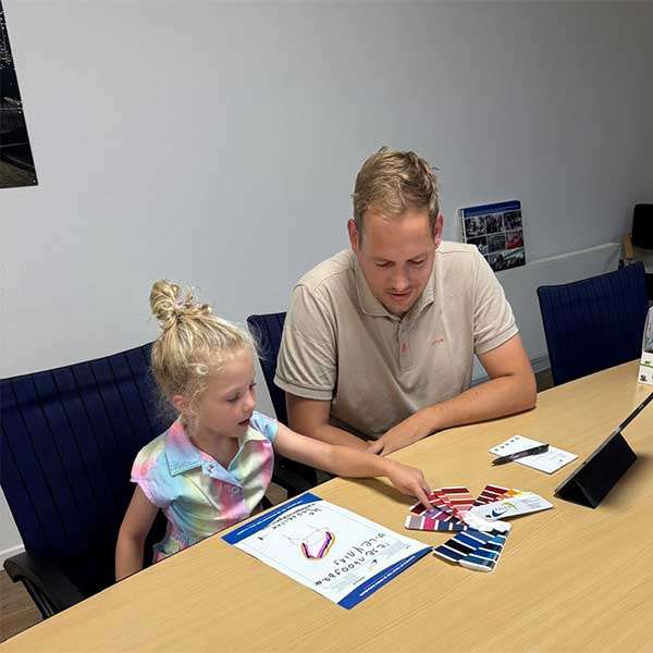 Winnares Jet bespreekt haar Regenboogbank bij Falco Winnares Jet bespreekt haar Regenboogbank bij Falco