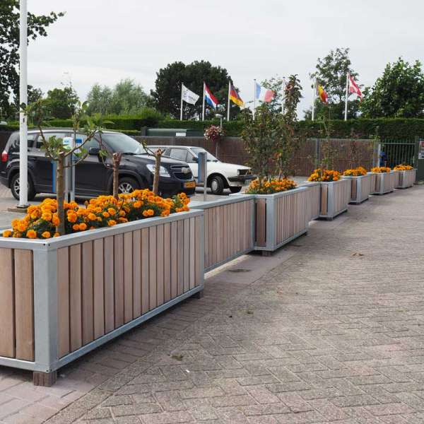 Straatmeubilair | Op maat gemaakt | Plantenbakken als afzetelement | image #1 |  special afscheiding plantenbakken FalcoBloc camping