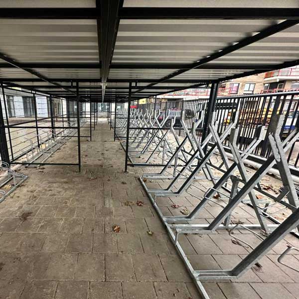 Week 3: Fietsoverkapping met wanden van zwart traliepaneel