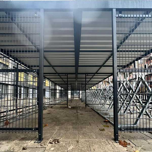 Week 3: Fietsoverkapping met wanden van zwart traliepaneel