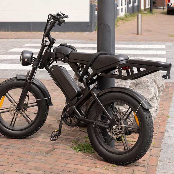 Het FalcoFida Fatbike fietsenrek, speciaal ontworpen voor fietsen met brede banden (3,5 - 5 inch), met hoog/laag-constructie en aanbindmogelijkheden in een stedelijke omgeving