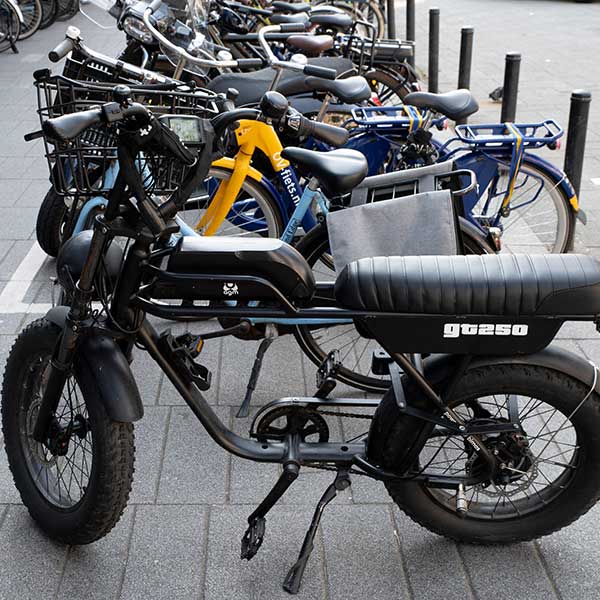 Het FalcoFida Fatbike fietsenrek, speciaal ontworpen voor fietsen met brede banden (3,5 - 5 inch), met hoog/laag-constructie en aanbindmogelijkheden in een stedelijke omgeving