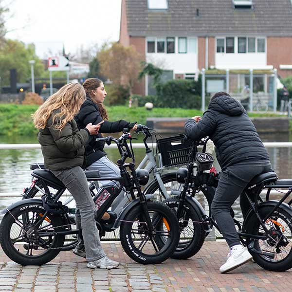 Het FalcoFida Fatbike fietsenrek, speciaal ontworpen voor fietsen met brede banden (3,5 - 5 inch), met hoog/laag-constructie en aanbindmogelijkheden in een stedelijke omgeving