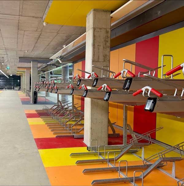 Week 14: Dubbellaags fietsparkeren bij metro station in Espoo, Finland