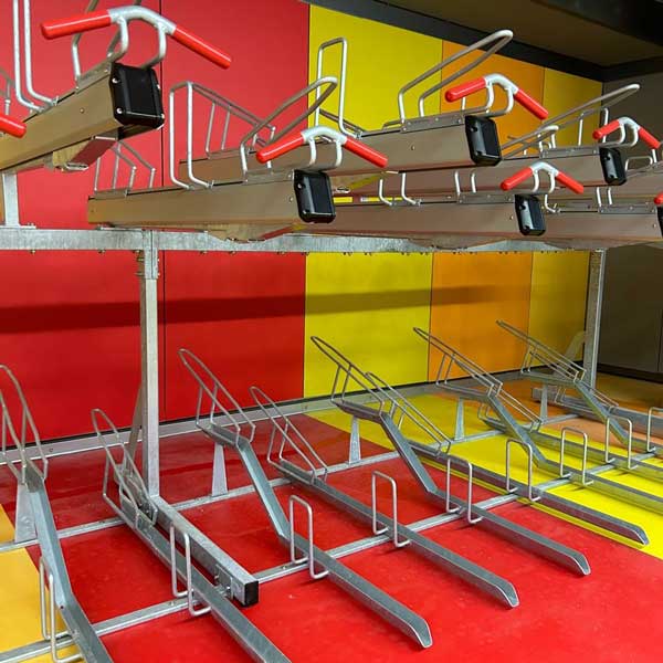 Week 14: Dubbellaags fietsparkeren bij metro station in Espoo, Finland