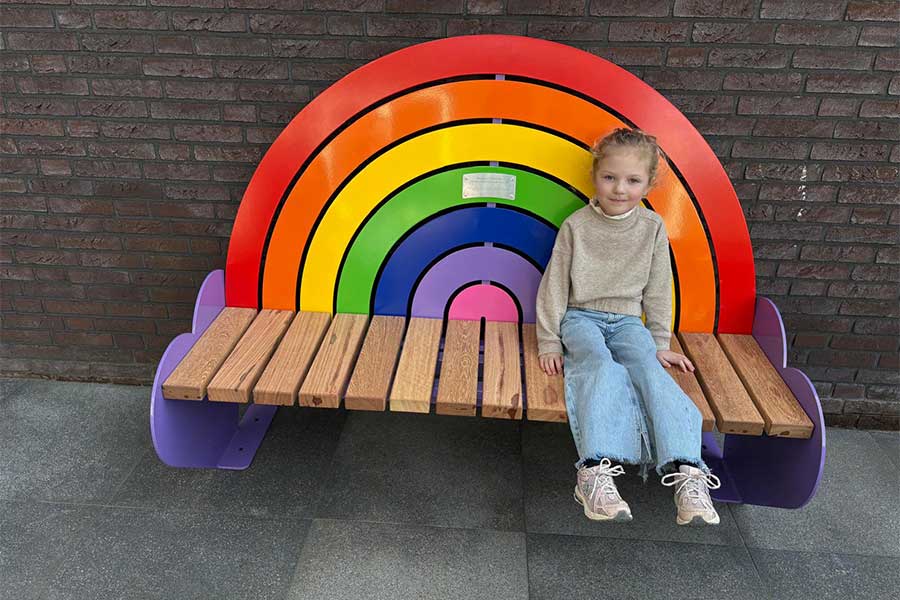 Jet’s regenboogbank geplaatst in haar tuin