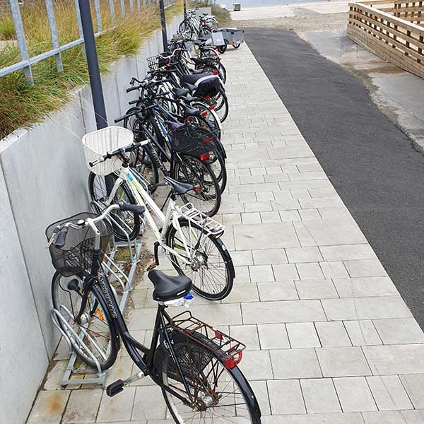 Week 26: Verschillende modellen fietsenrekken bij appartementen in Nørresundby, Denemarken